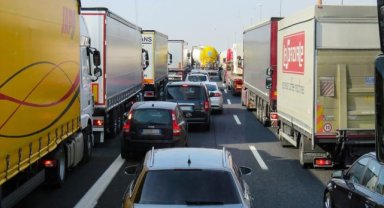 AB, kamyon ve otobüslerin emisyonlarını düşürecek