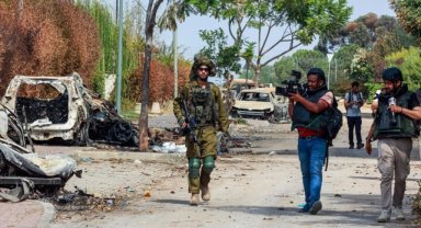 ABD ve İngiliz televizyon kanallarının "Gazzeli intihar yelekli militan" görüntülerindeki detay gündem oldu