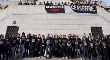 ABD'deki barış yanlısı Yahudi grup, Özgürlük Heykeli'nin bulunduğu adayı kısa süre işgal etti