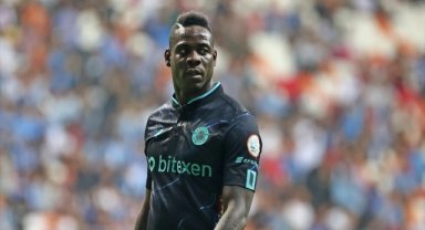Adana Demirsporlu Balotelli, İtalya'da trafik kazası geçirdi