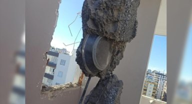 Adana'da yıkımı süren ağır hasarlı binanın beton bağlama noktasından bakır tabak çıktı