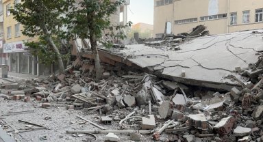 Adıyaman'da ağır hasarlı 5 katlı bina çöktü