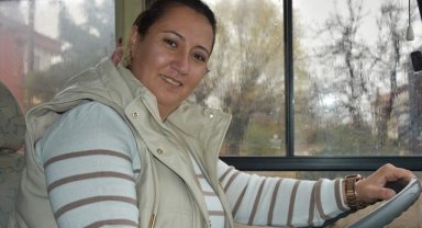 Afyonkarahisar'ın "Şoför Nebahat"i, erkeklere otobüs kullanmayı öğretiyor