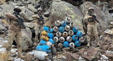 Ağrı Dağı'nda terör örgütüne ait 2 mağarada yaşam malzemesi ele geçirildi