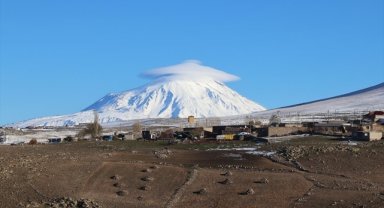 Ağrı Dağı'nın zirvesinde "şapka" şeklinde mercek bulut oluştu