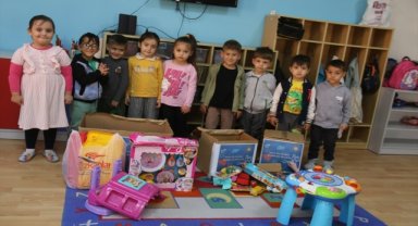 Aksaray'da anaokulu öğrencilerinden engelli öğrencilere oyuncak desteği
