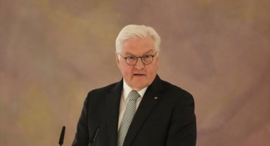 Almanya Cumhurbaşkanı Steinmeier, Katar'a inişinde uçakta 30 dakika bekledi