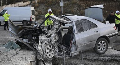  Ankara'da direğe çarpan araçtaki 4 kişi hayatını kaybetti