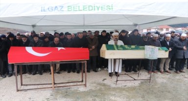 Ankara'da komşuları tarafından öldürülen baba ile oğlunun cenazeleri Çankırı'da toprağa verildi
