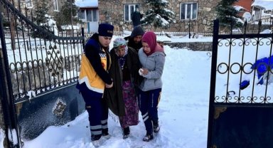 Ardahan'da yolu kardan kapanan köydeki hastalar ekiplerin çalışmasıyla hastaneye ulaştırıldı