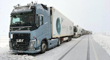 Ardahan'daki Aşık Şenlik Tüneli'nde yoğun kar yüzünden ulaşım kontrollü sağlanabiliyor