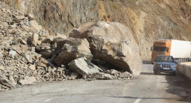 Artvin-Ardahan kara yolunda ulaşım heyelan nedeniyle tek şeritten sağlanıyor