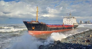 Artvin'de karaya oturan yük gemisi sahilde bekletiliyor