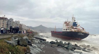 Artvin'de karaya oturan yük gemisinin 13 kişilik mürettebatı tahliye edildi