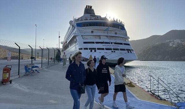 "Astoria Grande" kruvaziyeri, 954 yolcusuyla Amasra'da demirledi