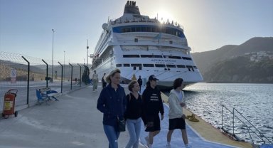 "Astoria Grande" kruvaziyeri, 954 yolcusuyla Amasra'da demirledi