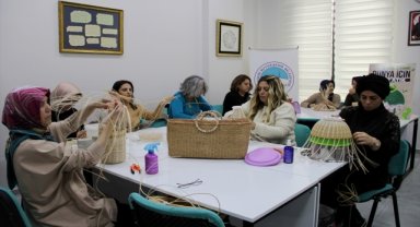 Atık malzemeler kursiyerlerin elinde hediyelik eşyaya dönüşüyor