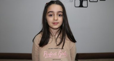 Ayağı çamur olmaması için kardeşini sırtında taşıyan vefakar küçük abla o anları anlattı 