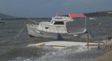 Ayvalık'ta fırtınayla gelen sağanak denizi taşırdı, balıkçı teknelerini batırdı