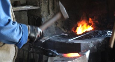 Baba oğul 23 yıldır ateşin başında demire şekil veriyor