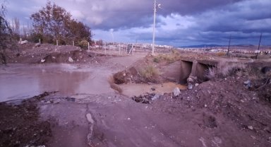 Bahşılı'da kuvvetli rüzgar çatıları uçurdu