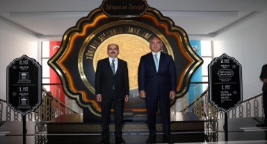 Bakan Ersoy, "Türkiye Selçuklu Hanedan Sergisi"ni gezdi: