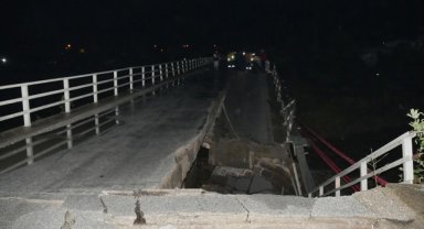 Balıkesir'de şiddetli yağış nedeniyle bir köprü kısmen çöktü