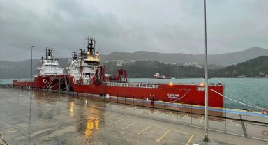 Bartın'da fırtına nedeniyle dalgalar yükseldi, tekneler limana sığındı