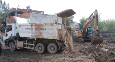 Batman'da 1654 kişilik "vefa ekibi" ile selin ev ve iş yerlerindeki izleri siliniyor