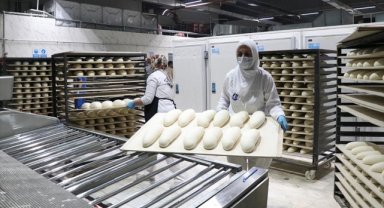 Belediyenin fırını ihtiyaç sahibi kadınlara ekmek kapısı oldu