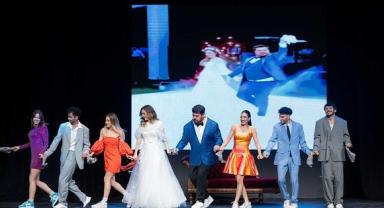 Berfu ve Eser Yenenler çifti sahnedeki beraberliklerini yine sahnede kutladı