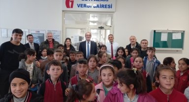 Beypazarı'nda öğrenciler Vergi Dairesi Müdürlüğünü ziyaret etti