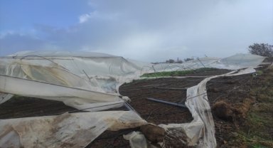 Beyşehir'de fırtına seralarda da zarara yol açtı