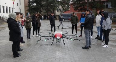 Burdur'da tarım lisesi öğrencileri zirai dron eğitim alıyor