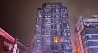 Bursa'da 10 katlı binada çıkan yangına müdahale ediliyor