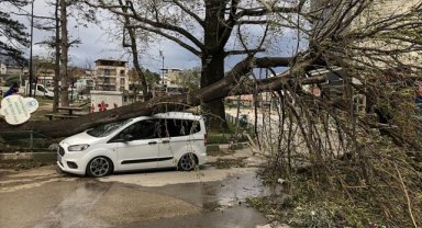 Bursa'da saatteki hızı 100 kilometreye yaklaşan lodos etkisini sürdürüyor