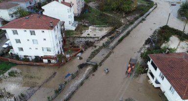 Çanakkale'de şiddetli yağışta debisi artan iki dere taştı, yollar su altında kaldı