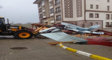 Çankırı'da fırtına bir apartmanın çatısını uçurdu