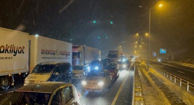 D-100 kara yolunda kar yağışıyla yaşanan aksamalar Çerkeş'te yoğunluk oluşmasına neden oldu