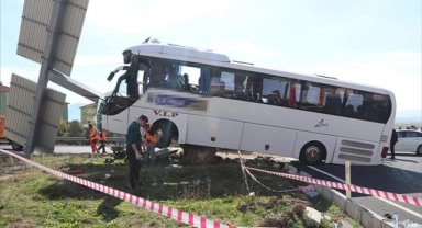 Denizli'de turistleri taşıyan otobüsle otomobilin çarpıştığı kazada ölü sayısı 3'e çıktı