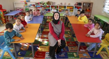 Deprem bölgesindeki 1168 öğretmen için ders zili konteynerlerde çalıyor