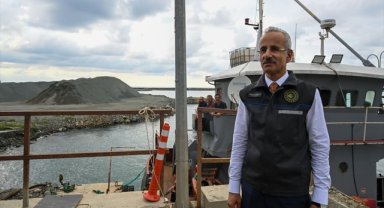 Depremde zarar gören İskenderun Limanı'nda bir rıhtım daha gemi trafiğine açıldı