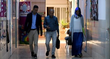 Depremden sağ kurtulan öğretmenler, yaşadıkları acıyı öğrencileriyle unutuyor