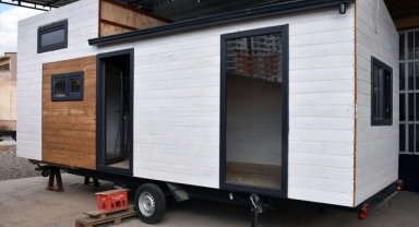 Devlet desteğiyle açtığı atölyede tekerlekli ve prefabrik ev üretiyor