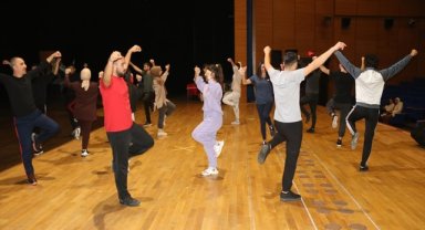 Diyarbakır'da öğretmenlerden oluşan ekip 7 bölgenin halk oyunlarını sergileyecek