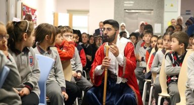 Doktoralı meddah gittiği köylerde dinlediği hikayeleri derliyor