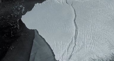 Dünyanın en büyük buz dağı 30 yılı aşkın bir süre sonra hareket etmeye başladı