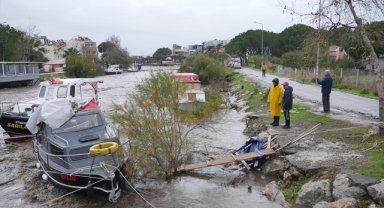 Edremit Körfezi'nde sağanak ve kuvvetli lodosta dereler taştı, tekneler battı