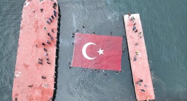 Engelli öğrenciler, Haliç'ten aldıkları Türk bayrağını deniz üstünde açtı