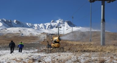 Erciyes'te yazın eriyen kar suni üretimle kışın pistlere geri dönüyor